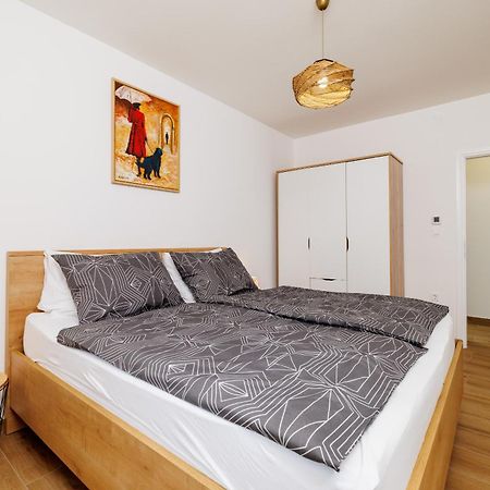 Apartmani Viktorija Jadranovo Ngoại thất bức ảnh