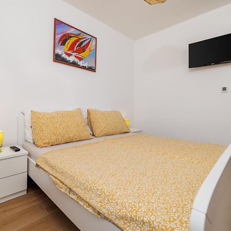 Apartmani Viktorija Jadranovo Ngoại thất bức ảnh