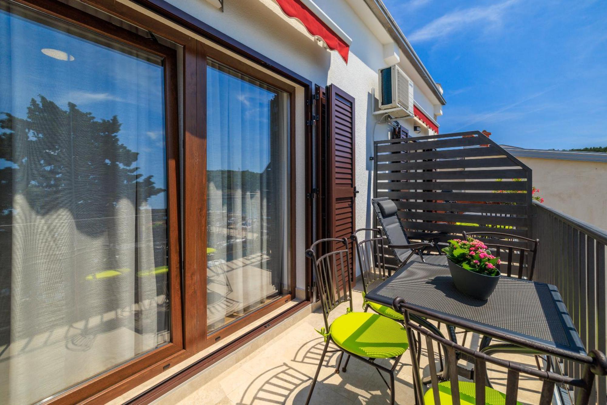 Apartmani Viktorija Jadranovo Ngoại thất bức ảnh