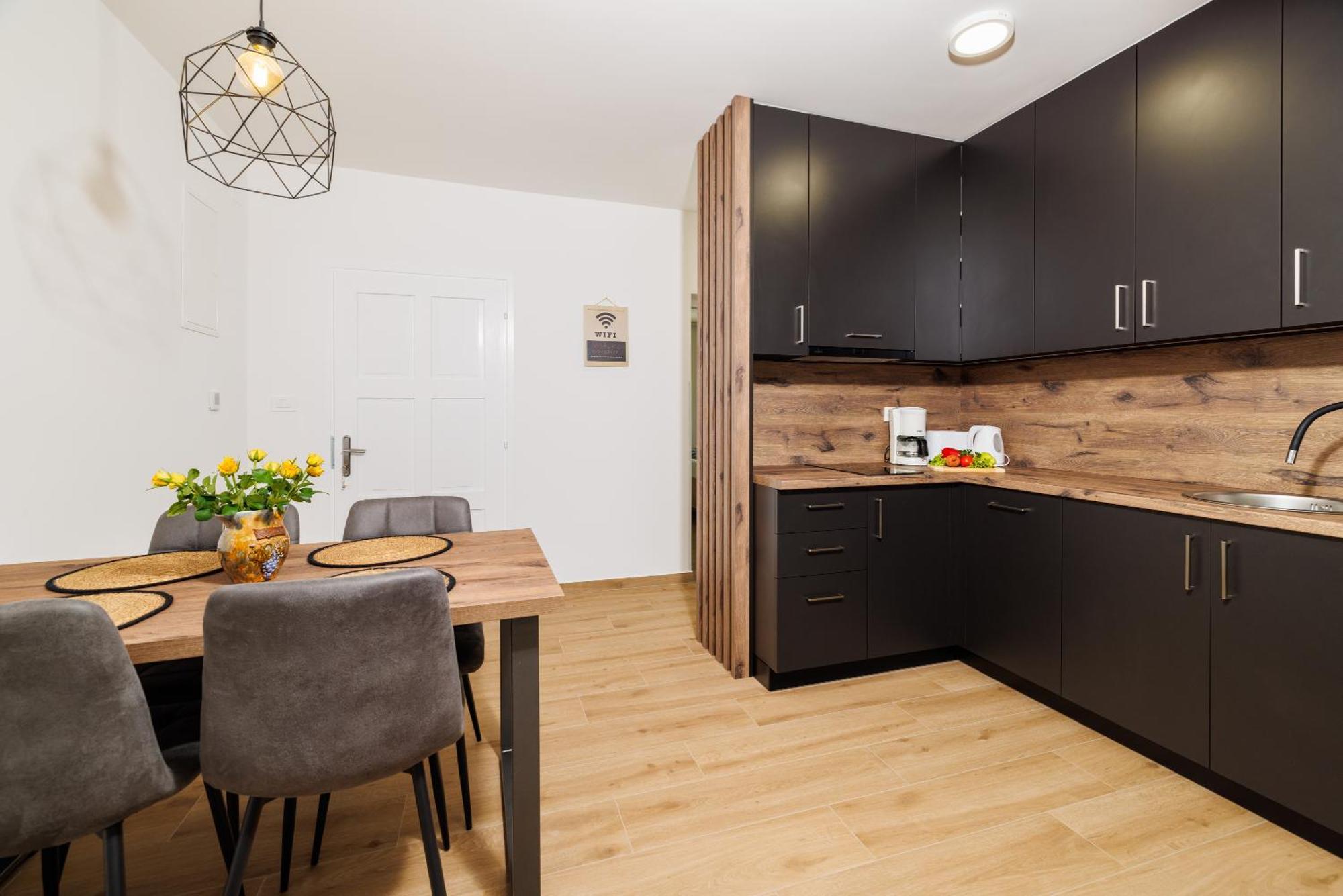 Apartmani Viktorija Jadranovo Ngoại thất bức ảnh