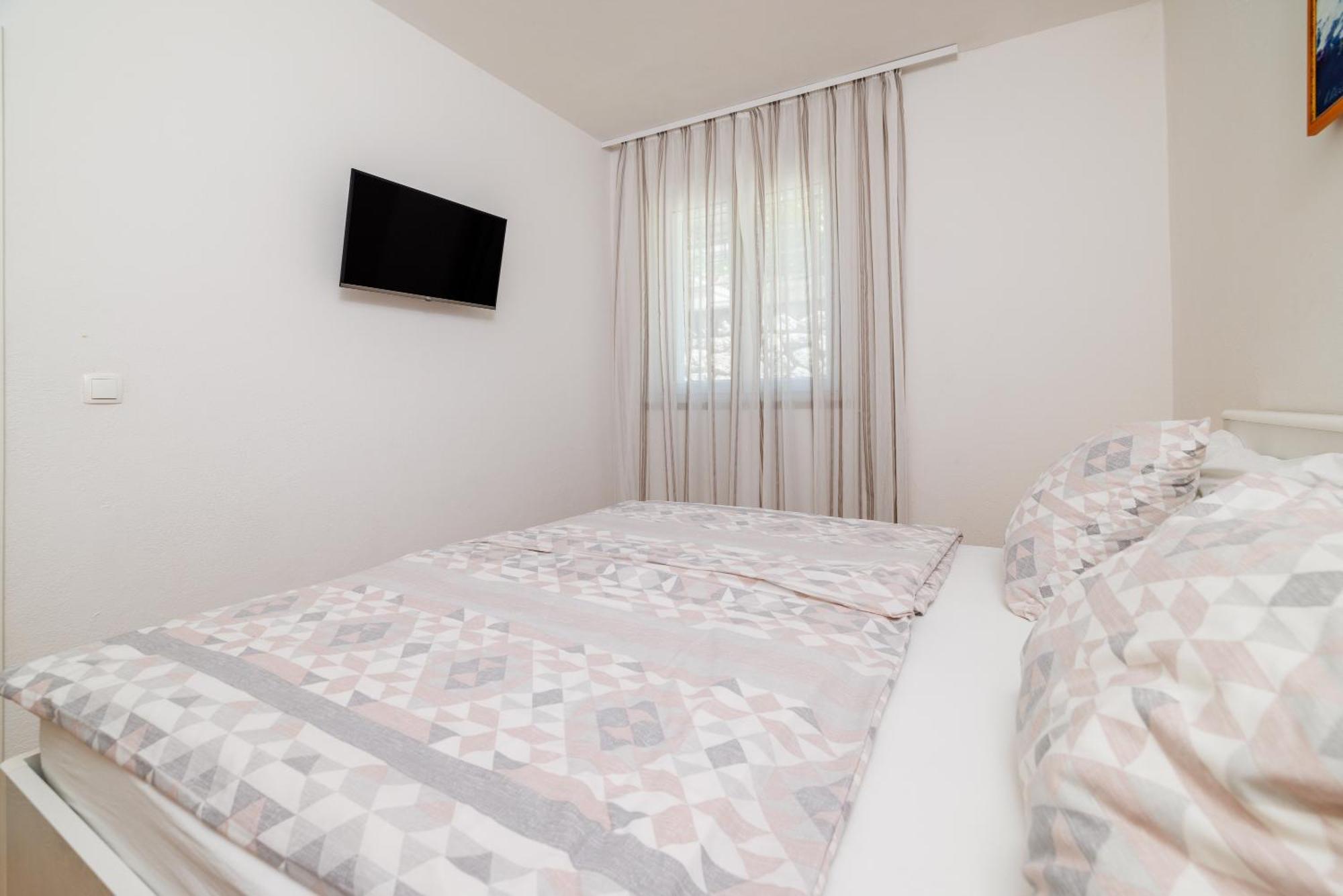 Apartmani Viktorija Jadranovo Ngoại thất bức ảnh