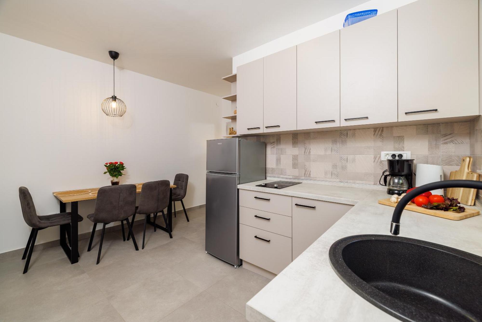 Apartmani Viktorija Jadranovo Ngoại thất bức ảnh