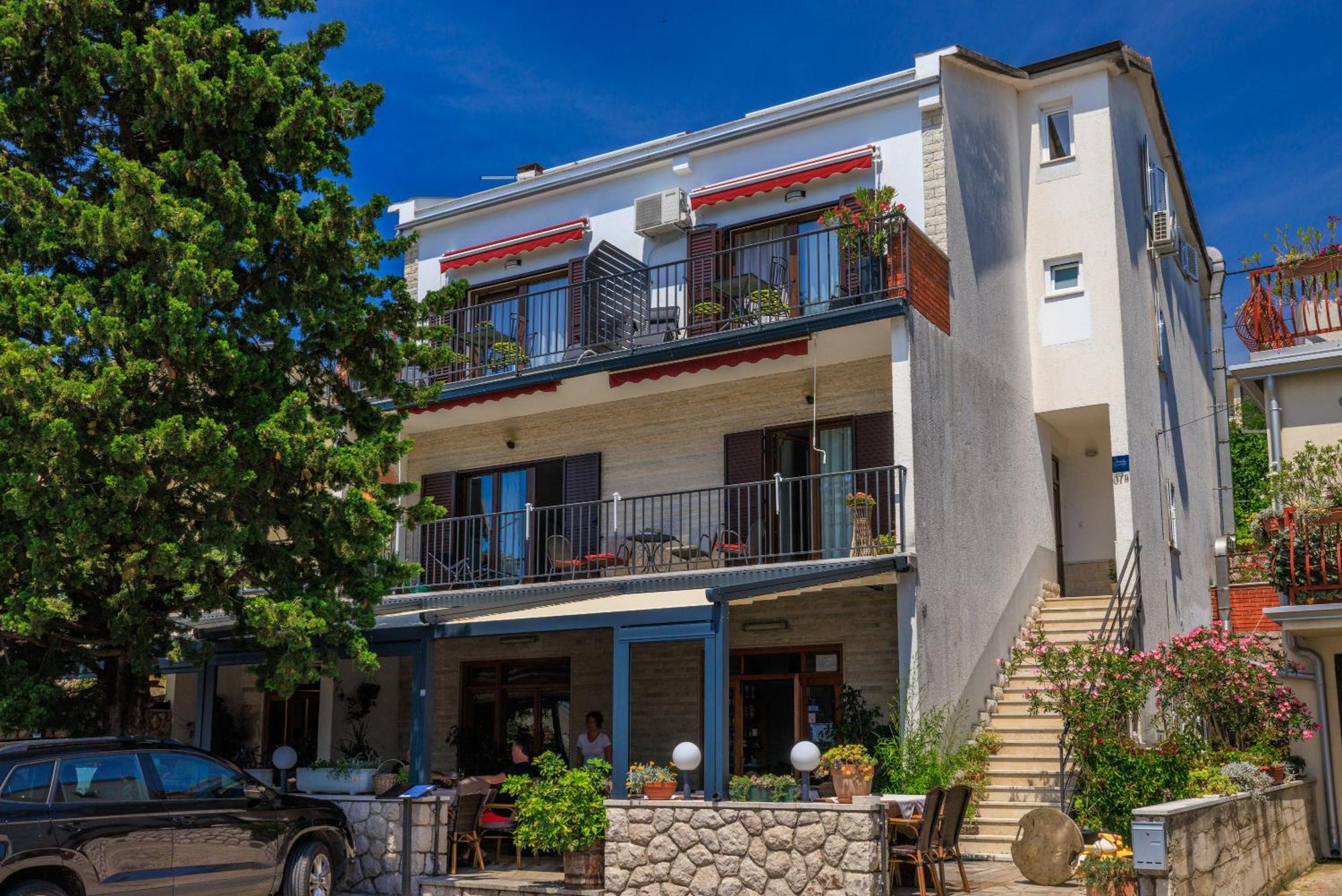Apartmani Viktorija Jadranovo Ngoại thất bức ảnh