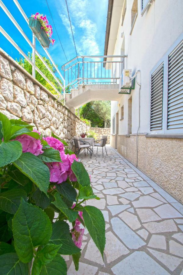 Apartmani Viktorija Jadranovo Ngoại thất bức ảnh